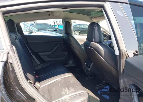 2018 Tesla Model 3 Long Range/Mid Range z USA, uszkodzony, nr VIN 5YJ3E1EA4JF010698